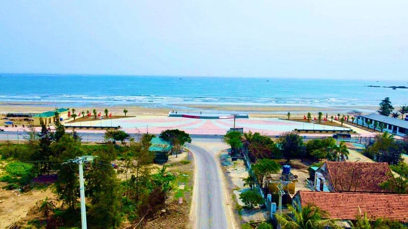 Quảng trường và bãi biển Quỳnh nhìn từ trên cao