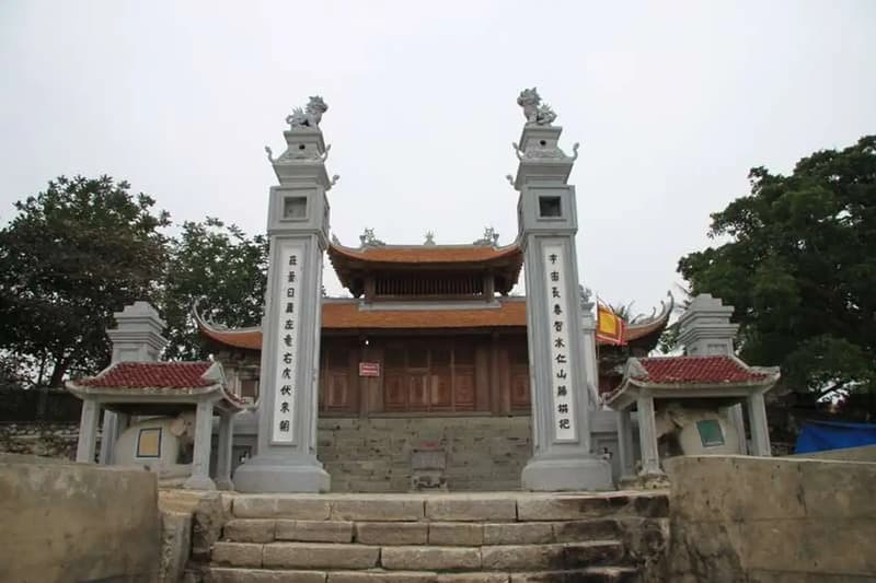 Cổng và chính điện Đền Cờn ở Quỳnh Phương, Nghệ An