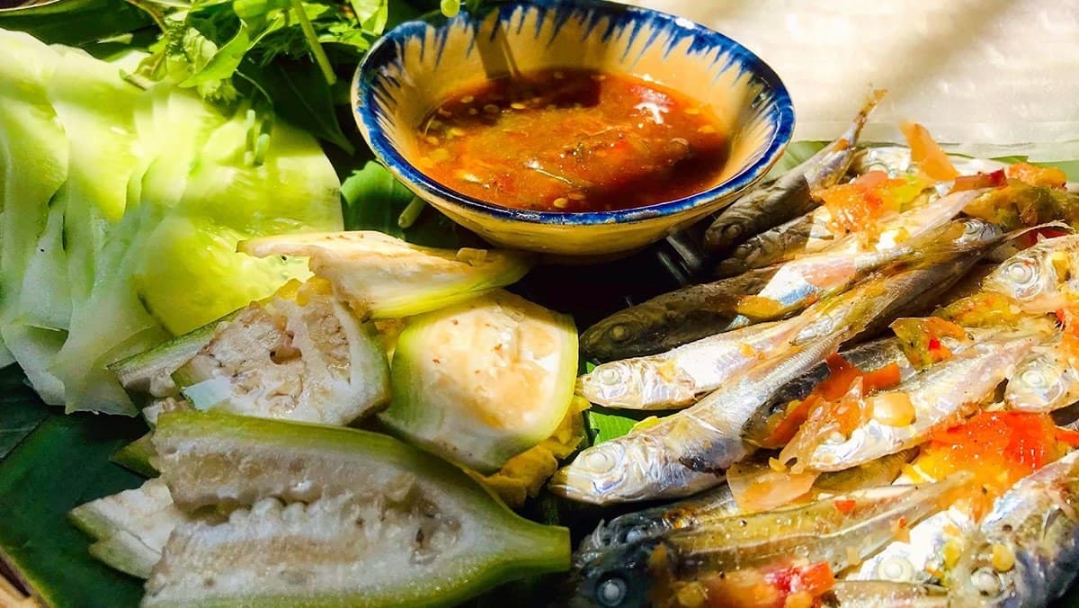 Mâm hải sản tươi sống đặc trưng của Biển Quỳnh