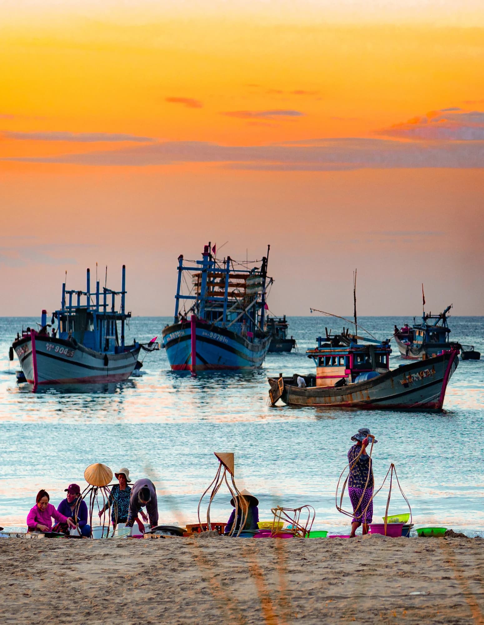 Làng Chài Tiến Thủy: Phiên Chợ Cá & Bình Minh Đẹp Nhất Biển Quỳnh
