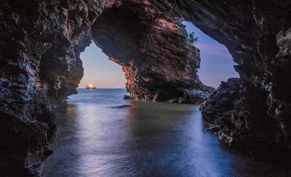 mỏm đá check-in trước cửa hang