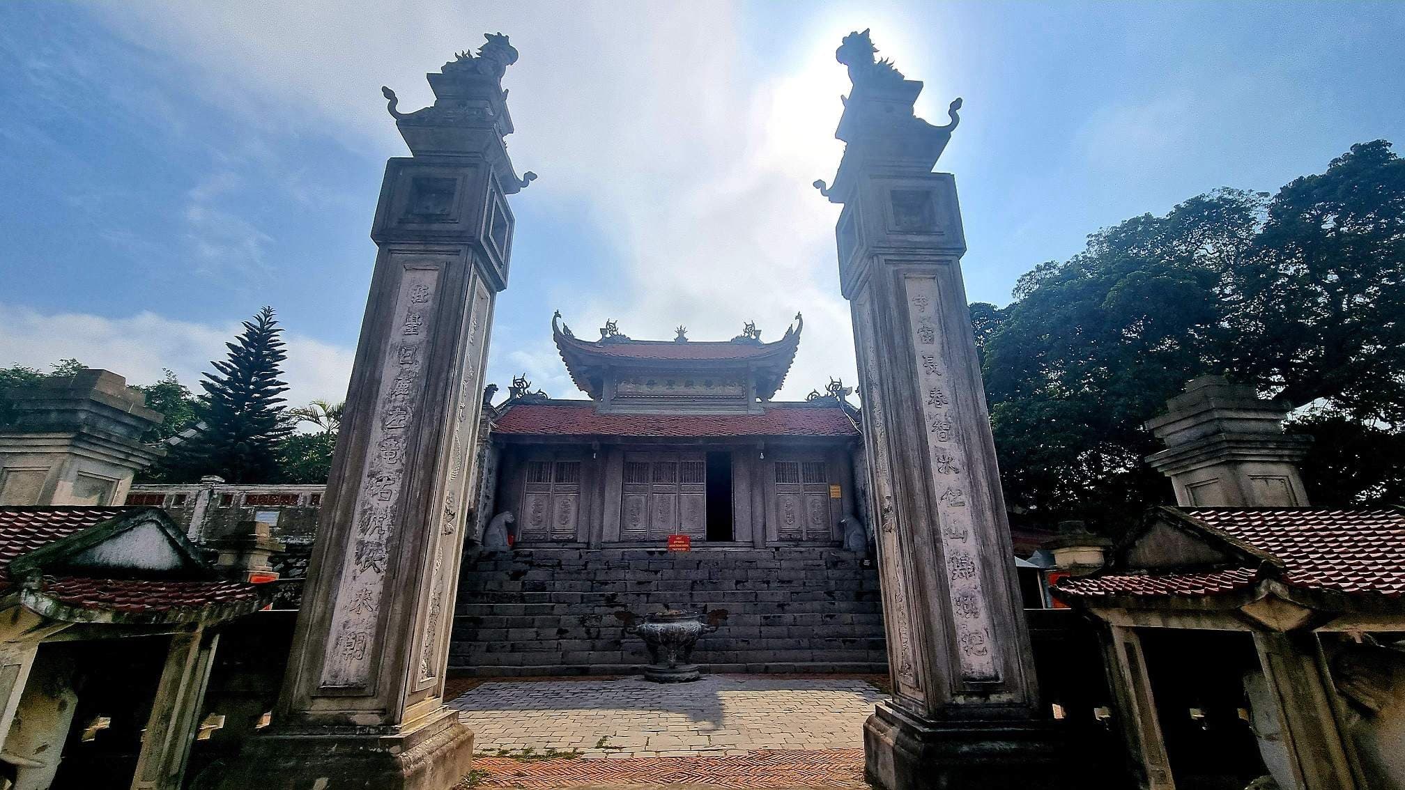 Cổng và chính điện Đền Cờn ở Quỳnh Phương, Nghệ An