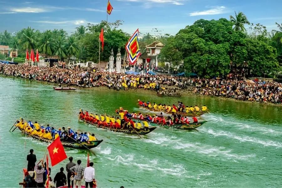 Hình ảnh đua thuyền ở đầu năm ở Đền Cờn - Biển Quỳnh