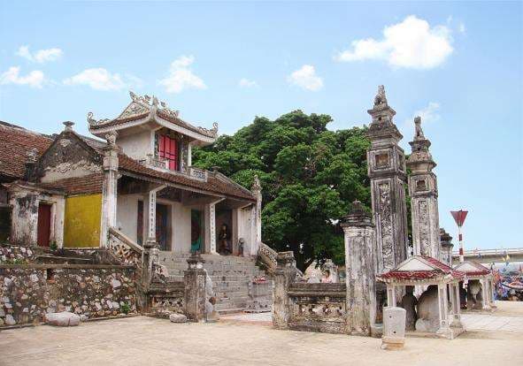 Ảnh bên ngoài Đền Cờn