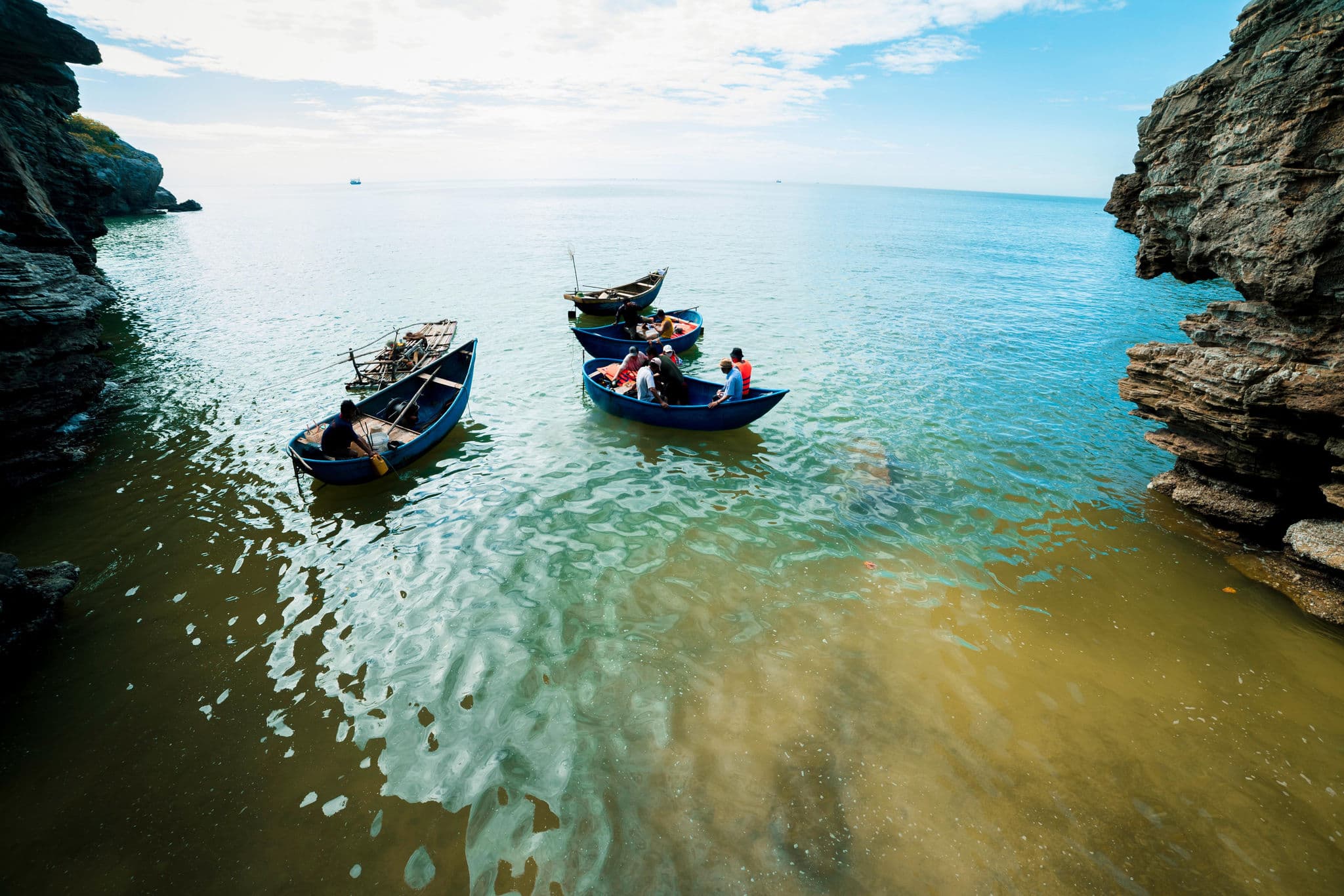 Hình ảnh di chuyển vào hang mắt rồng
